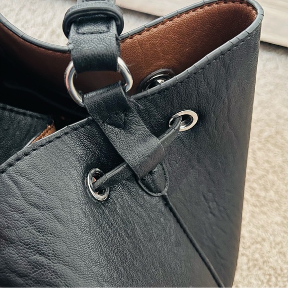 CALVIN KLEIN Bucket Bag - Picture 7 of 15